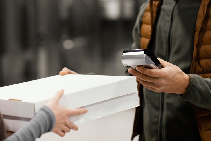 Free Photo delivery man with mask and client paying