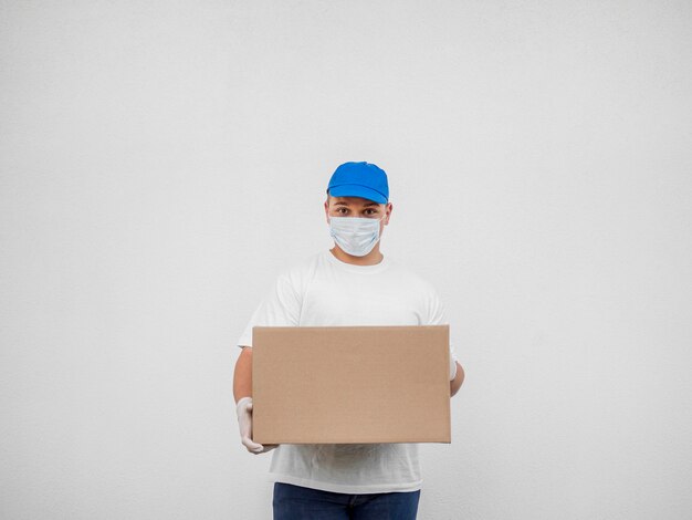 Free photo delivery man with white background