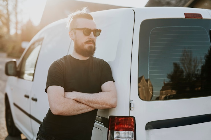 Free Photo delivery man with white van