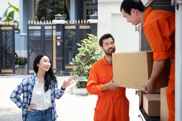 Free photo delivery men unloading box for customer