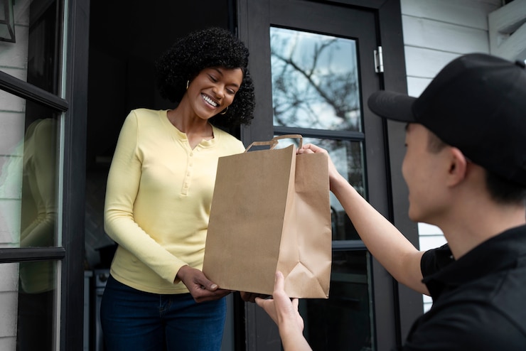 Free Photo delivery person getting parcel out for delivery