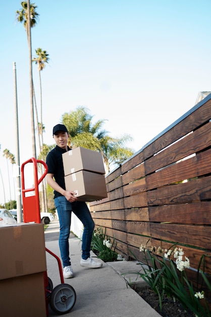 Free photo delivery person getting parcel out for delivery