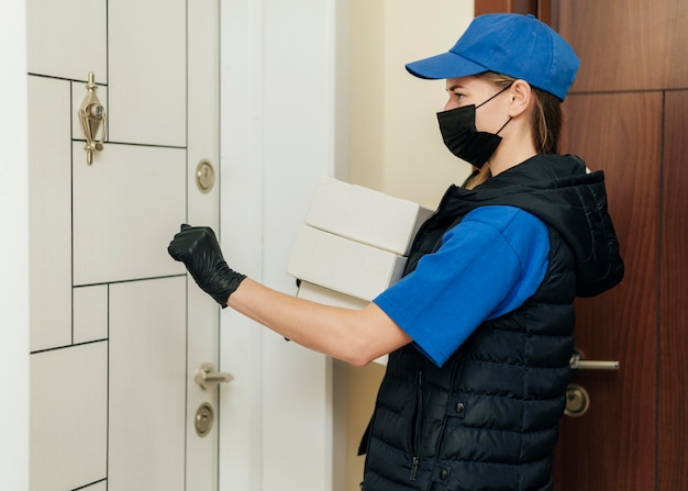 Free photo delivery woman holding boxes