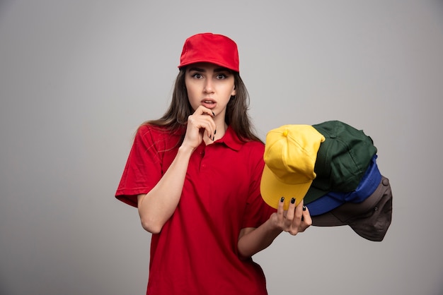 Foto gratuita donna di consegna con cappucci colorati