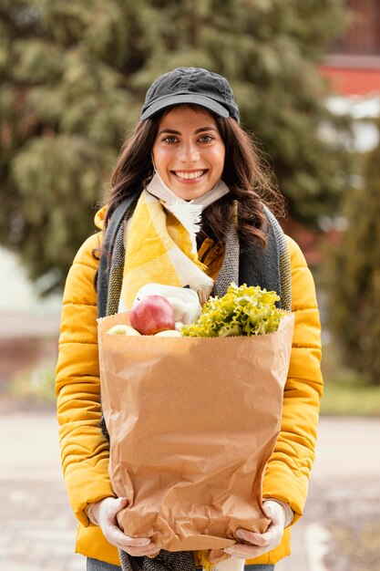 Женщина доставки с пакетом продуктов