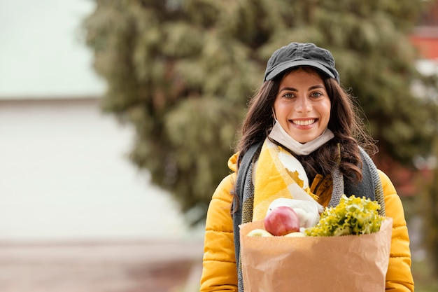 Foto gratuita donna di consegna con pacchetto di cibo