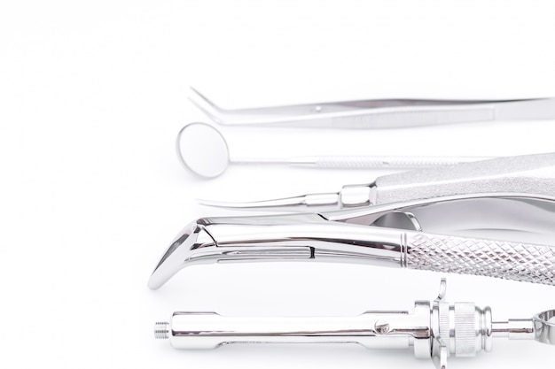 Бесплатное фото Стоматологические инструменты и оборудование на белом фоне.