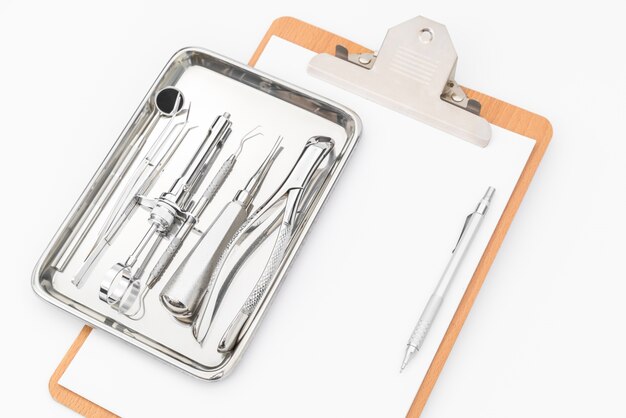 치과 도구, 장비 및 흰색 배경에 치과 차트