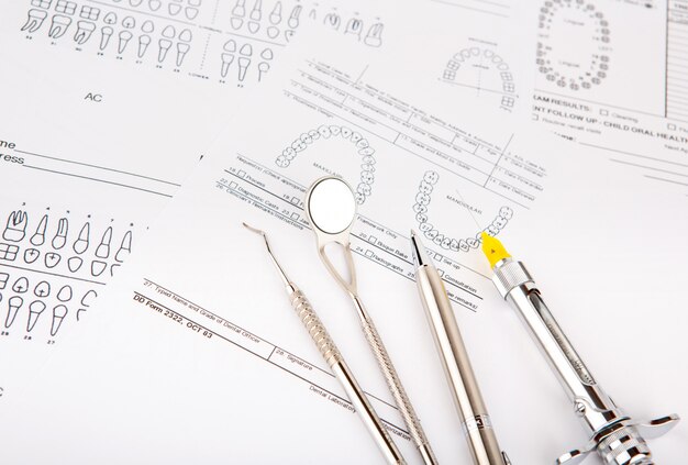 歯科チャート上の歯科用工具および機器
