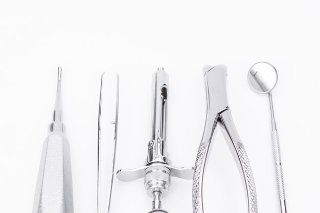 Стоматологические инструменты и оборудование на белом фоне.