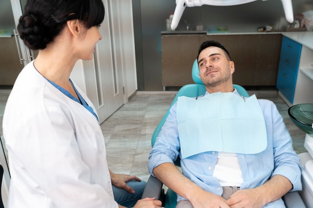 Foto gratuita dentista che fa un controllo sul paziente