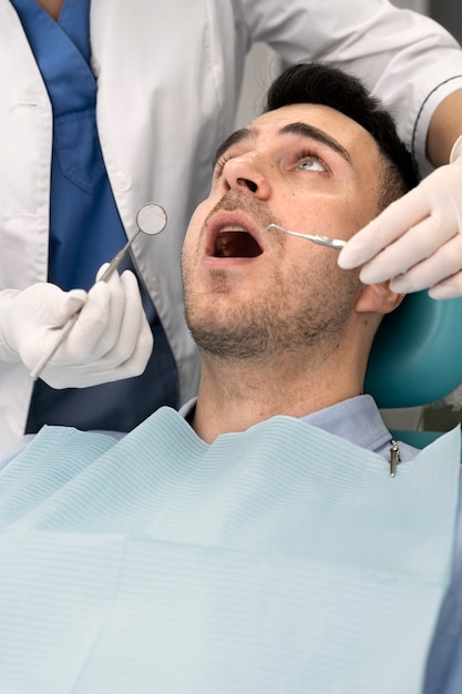 患者の検査を行う歯科医