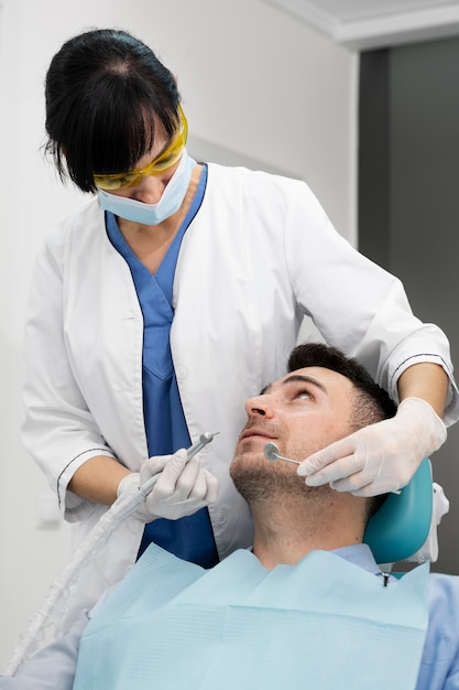 Foto gratuita dentista che fa un controllo sul paziente