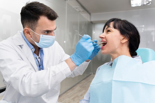 患者の検査を行う歯科医