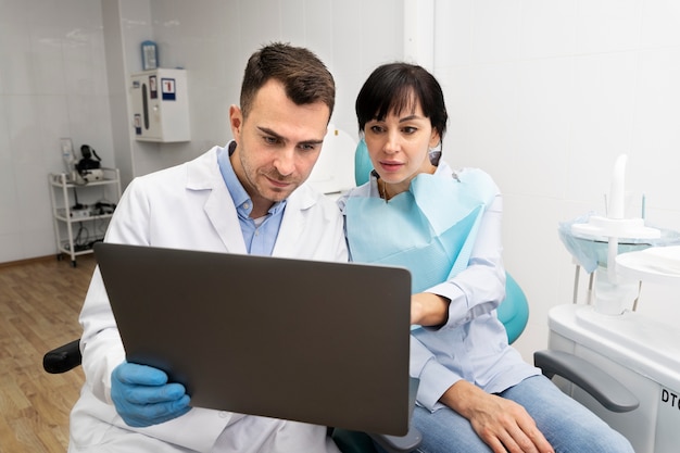 Foto gratuita dentista che fa un controllo sul paziente