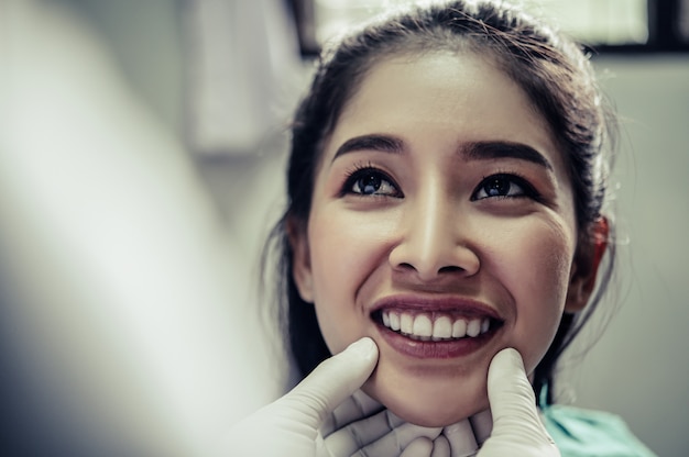 Foto gratuita il dentista esamina i denti del paziente.