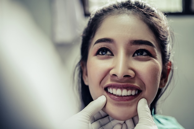 Стоматолог осматривает зубы пациента.