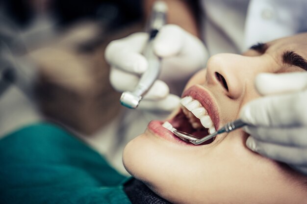 The dentist examines the patient's teeth.