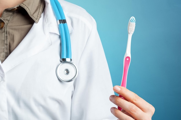 Free photo dentist hand with toothbrush