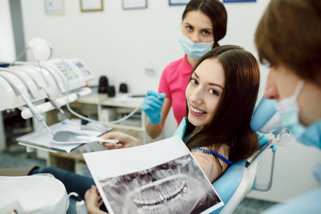 Dentista guardando x-ray