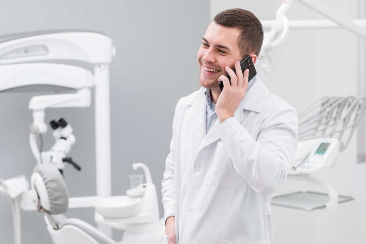 Free Photo dentist making phone call