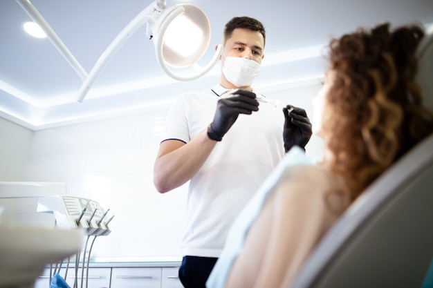 Foto gratuita dentista in procinto di lavorare su un paziente