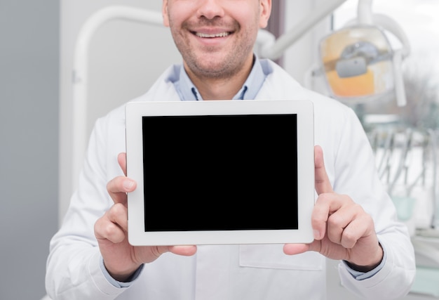 Dentista che presenta tablet