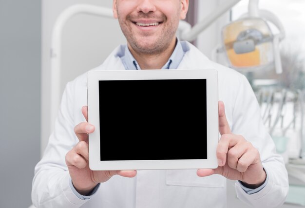 Стоматолог, представляя планшет