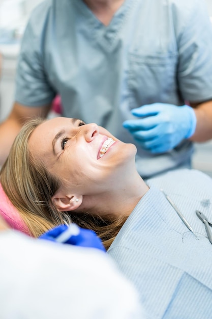 Dentista nel processo. servizi dentali, studio dentistico, cure dentistiche.