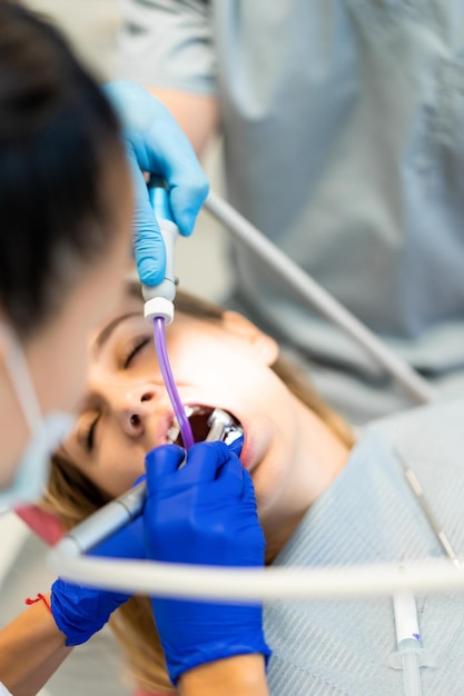 Foto gratuita dentista nel processo. servizi dentali, studio dentistico, cure dentistiche.