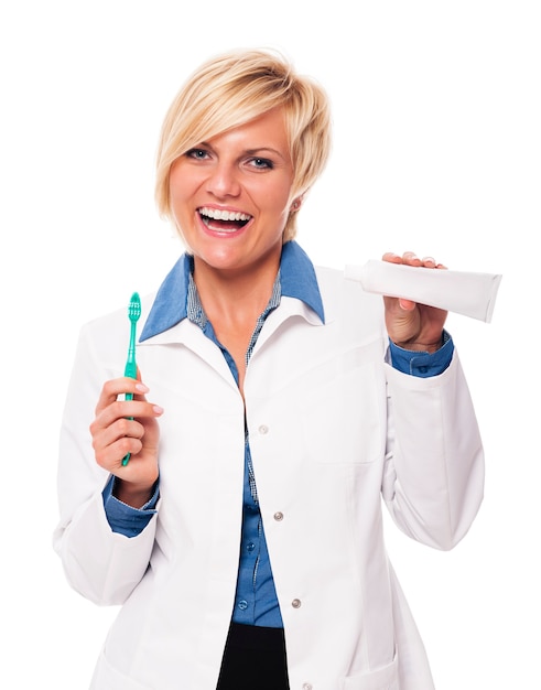 Стоматолог рекомендует чистить зубы каждый день