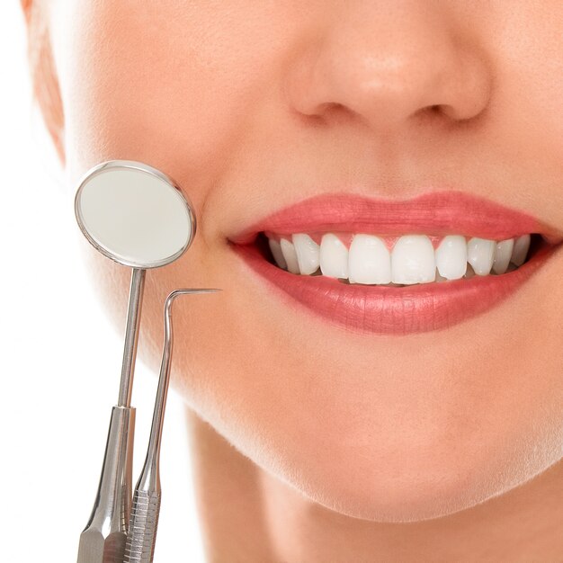Los mexicanos no acuden al dentista por las razones antes mencionadas, ¿cómo se puede abordar esta situación? Foto: Freepik