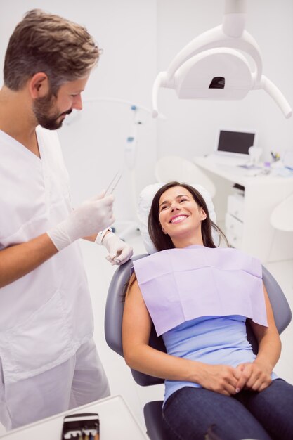 Стоматолог с улыбкой пациентки