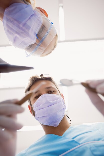 Стоматологов, имеющих стоматологические инструменты
