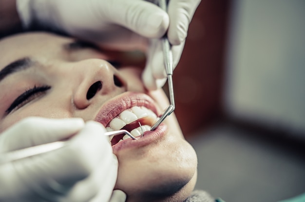 Foto gratuita i dentisti trattano i denti dei pazienti.