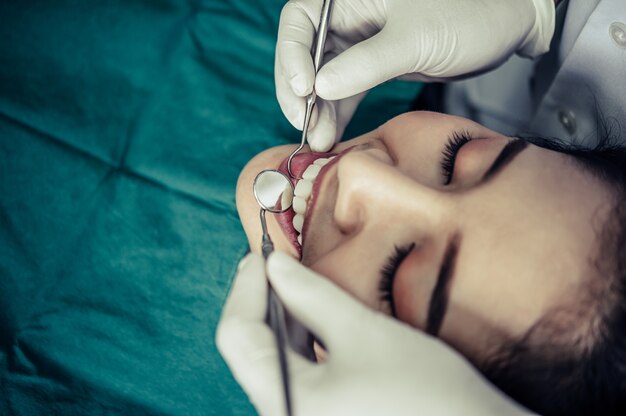 치과 의사는 환자의 치아를 치료합니다.