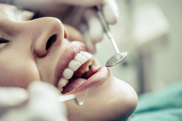 歯科医は患者の歯を治療します。