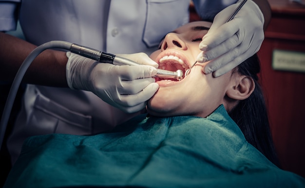 Foto gratuita i dentisti trattano i denti dei pazienti.