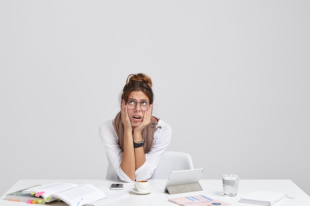 Foto gratuita la donna depressa ha un'espressione facciale turbata