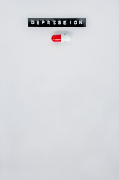 빨간색과 흰색 캡슐 외에 우울증 레이블