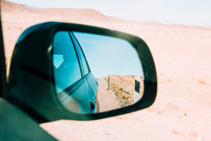Free Photo desert in car mirror