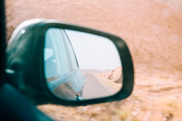 車のミラーの砂漠の風景