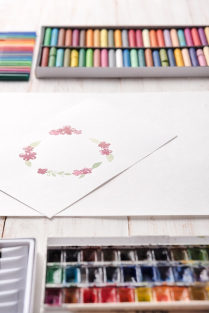 Design della cornice di fiori dipinti con acquerelli su carta