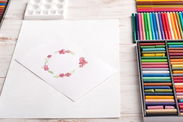 紙に水彩で描かれた花のフレームのデザイン