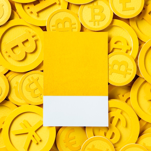 Foto gratuita disegna lo spazio su una pila di contanti bitcoin