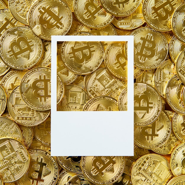 Foto gratuita disegna lo spazio su una pila di contanti bitcoin