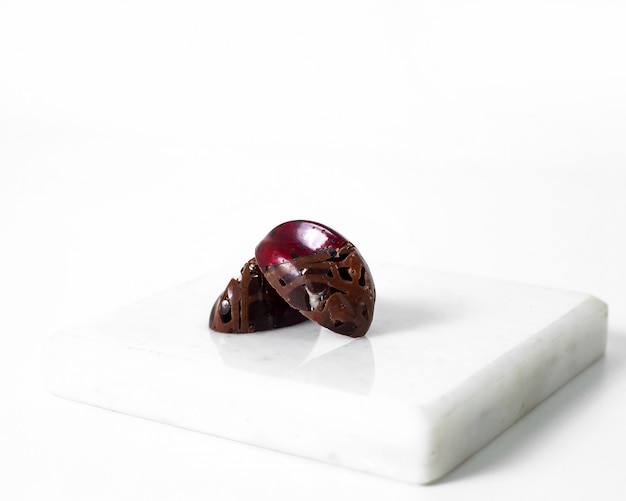 デザインされたチョコキャンディー白い表面に茶色のアートチョコレート作品