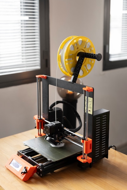 Дизайнер с помощью 3D-принтера