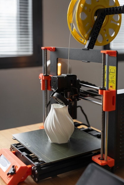 Дизайнер с помощью 3D-принтера