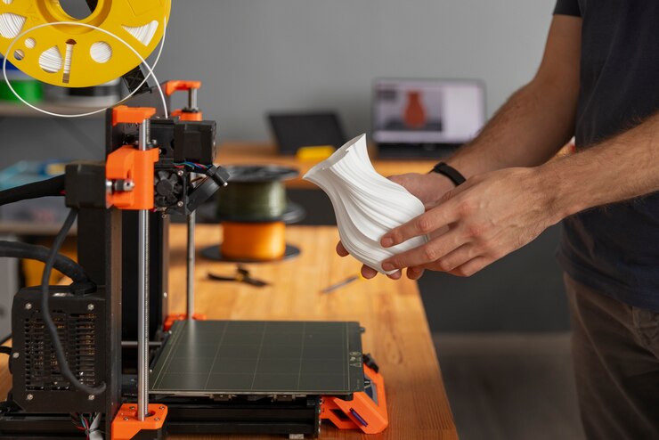 Free Photo designer using a 3d printer